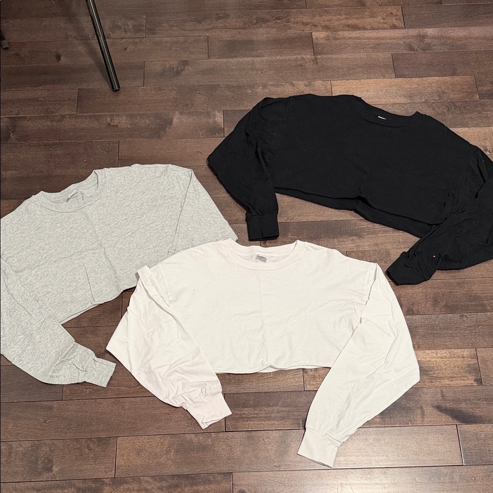 Aritzia TNA cropped long sleeve tops size small euc